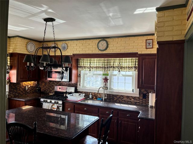 21 Wellington Place, Amityville, NY 11701