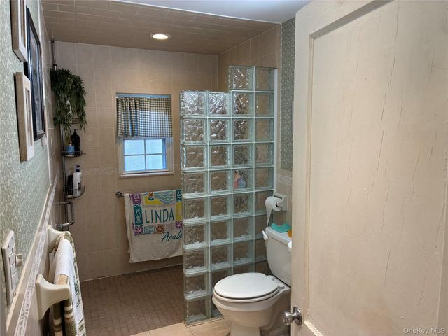 21 Wellington Place, Amityville, NY 11701