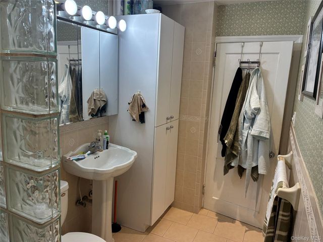 21 Wellington Place, Amityville, NY 11701