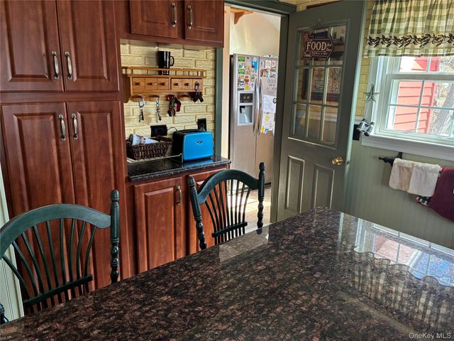 21 Wellington Place, Amityville, NY 11701