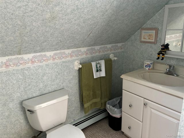 21 Wellington Place, Amityville, NY 11701