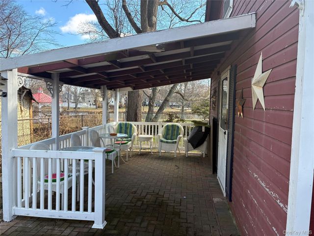 21 Wellington Place, Amityville, NY 11701