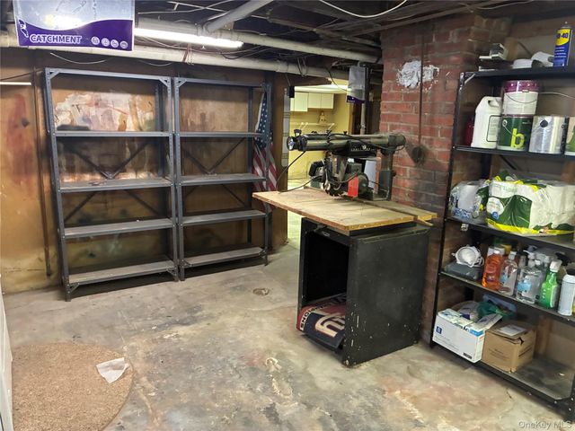 21 Wellington Place, Amityville, NY 11701