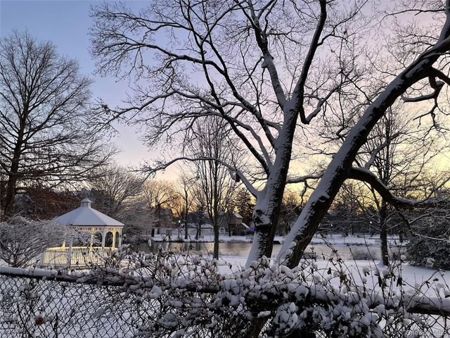 21 Wellington Place, Amityville, NY 11701