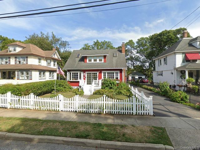 21 Wellington Place, Amityville, NY 11701