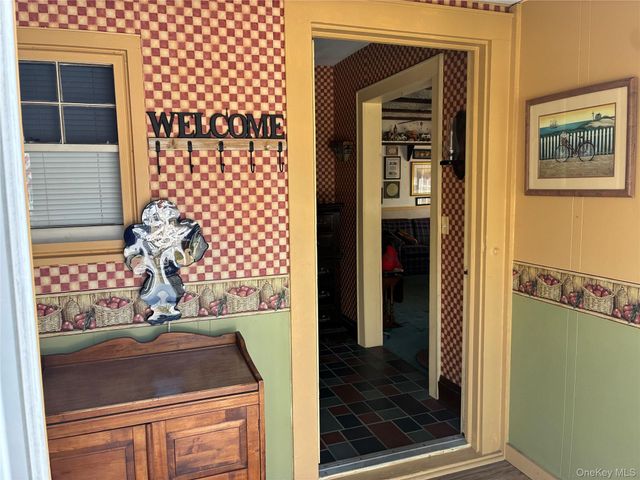 21 Wellington Place, Amityville, NY 11701