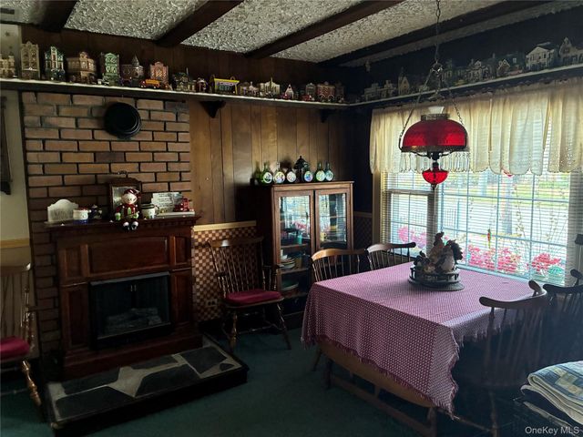 21 Wellington Place, Amityville, NY 11701