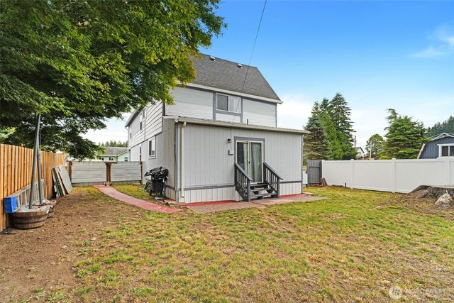 1224 4th St, Cosmopolis, WA 98537