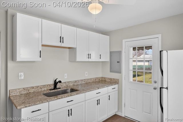 22447 Sharrow Avenue, Warren, MI 48089