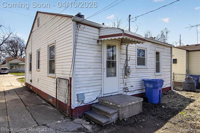 22447 Sharrow Avenue, Warren, MI 48089