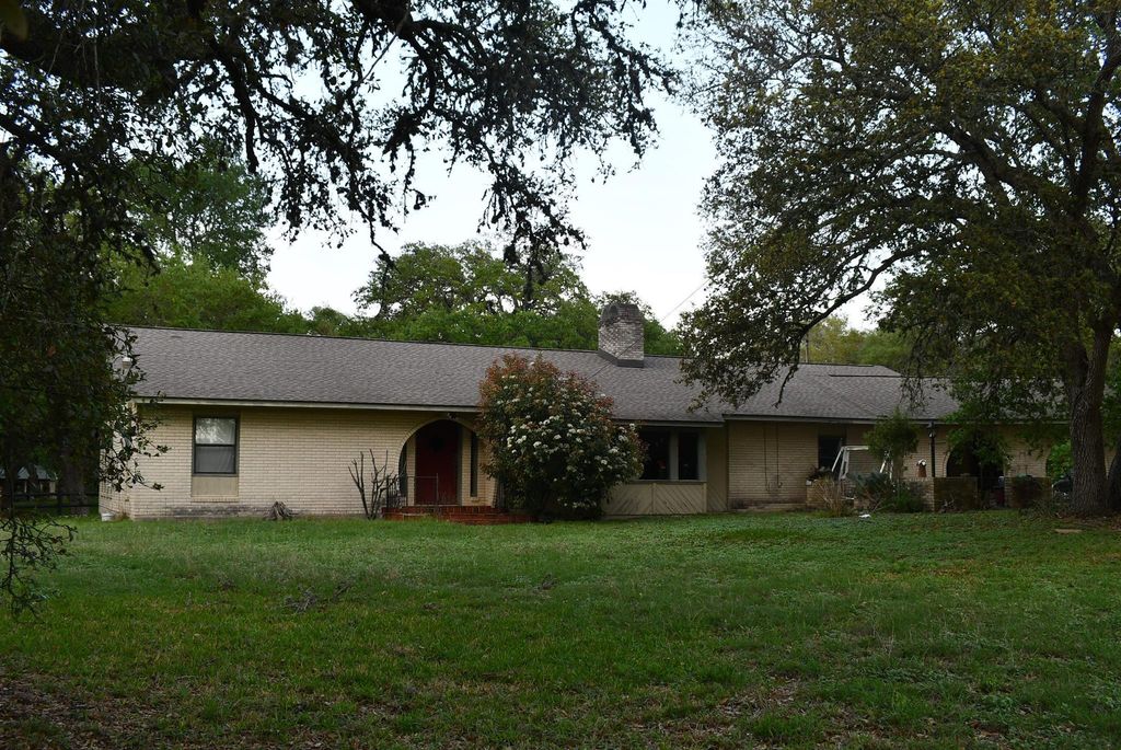 109 Cernosek Road, La Grange, TX 78945