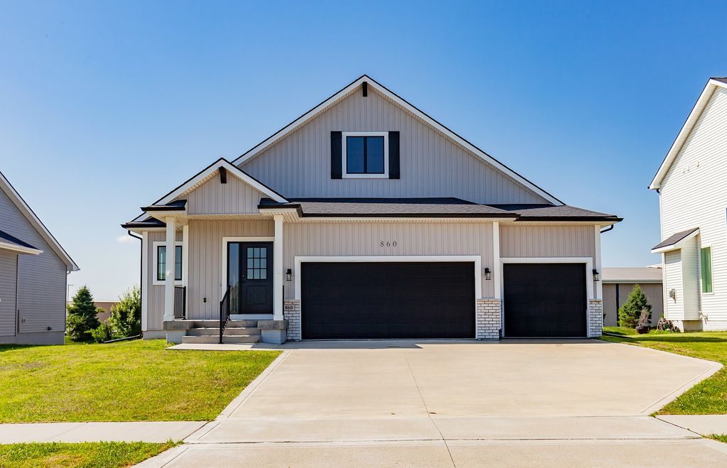 860 Gray Avenue, Waukee, IA 50263