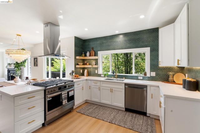 5521 Fremont St, Oakland, CA 94608
