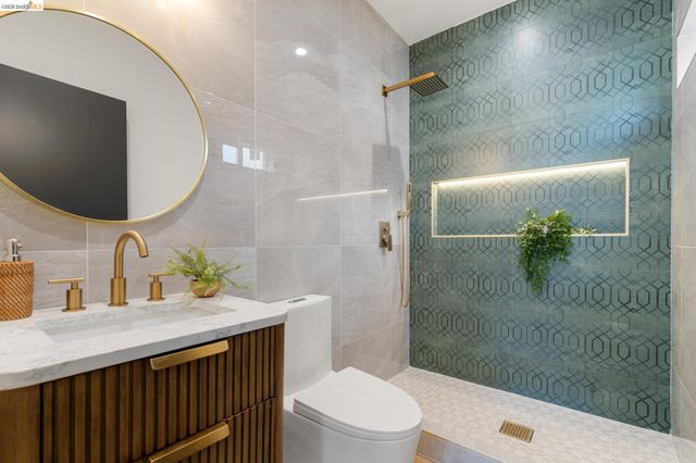 5521 Fremont St, Oakland, CA 94608