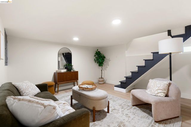 5521 Fremont St, Oakland, CA 94608