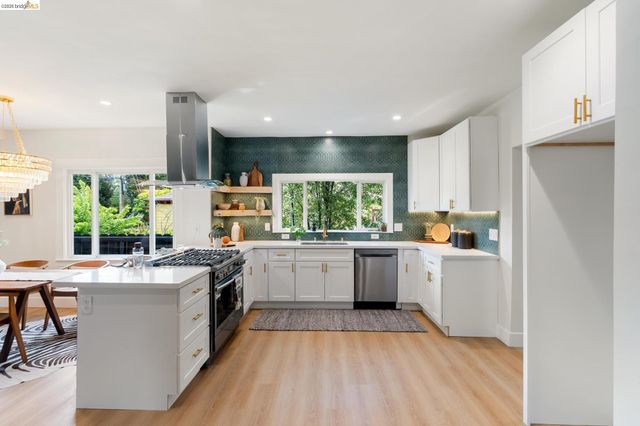 5521 Fremont St, Oakland, CA 94608