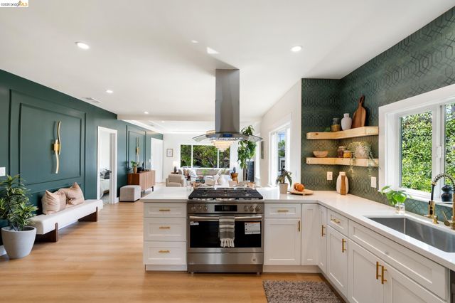 5521 Fremont St, Oakland, CA 94608