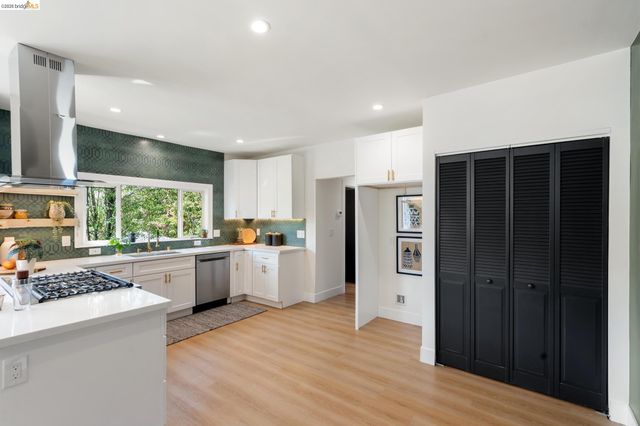 5521 Fremont St, Oakland, CA 94608