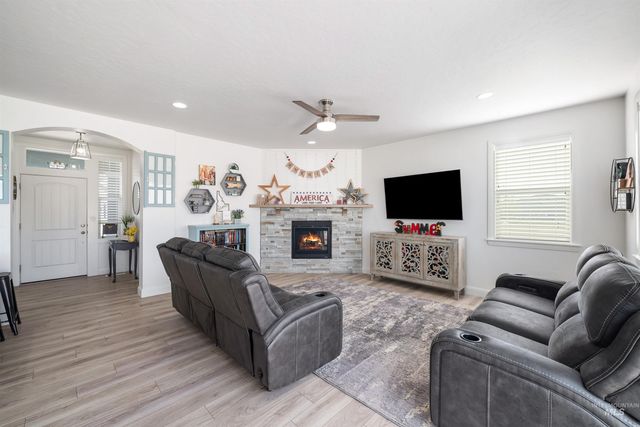 1220 E Timber Trail Dr, Kuna, ID 83634
