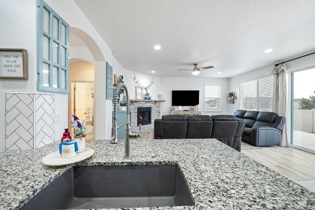 1220 E Timber Trail Dr, Kuna, ID 83634