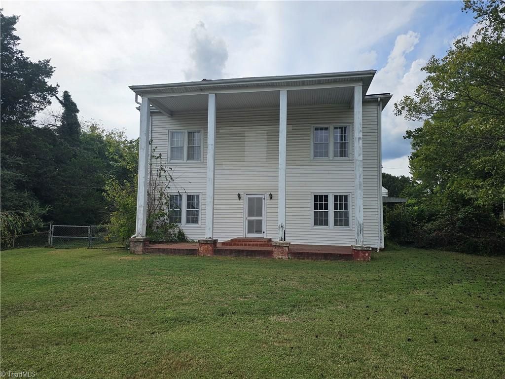 113 W Willow Street, Yadkinville, NC 27055