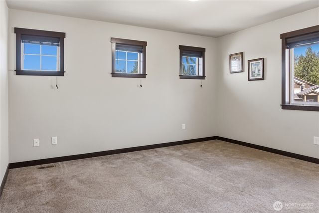 301 Barry Loop, Mount Vernon, WA 98274