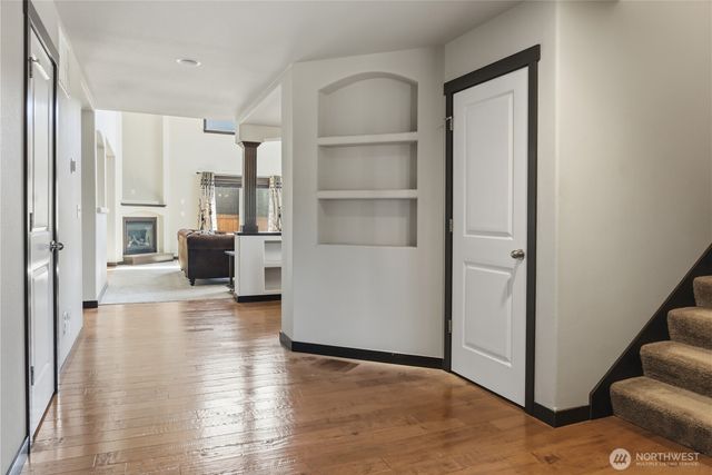 301 Barry Loop, Mount Vernon, WA 98274