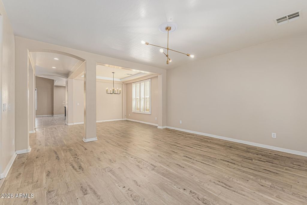 Image 12 of property listing at 6709 S 40TH Avenue, Phoenix, AZ 85041