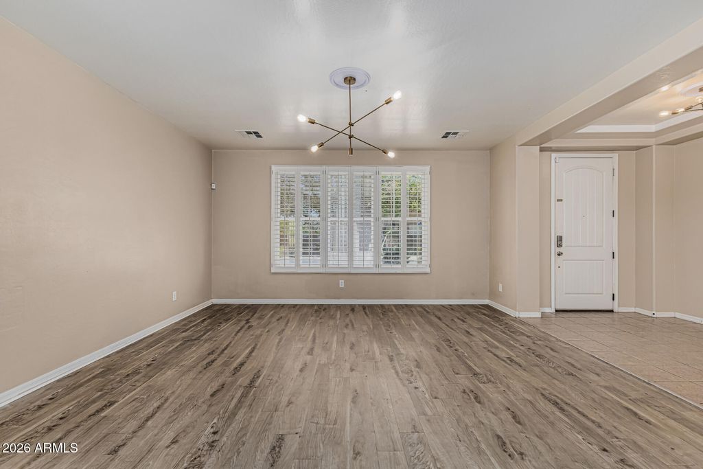 Image 6 of property listing at 6709 S 40TH Avenue, Phoenix, AZ 85041