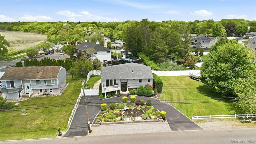661 Shore Drive, Oakdale, NY 11769