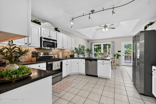 8807 Grand Ridge Ct, Louisville, KY 40214