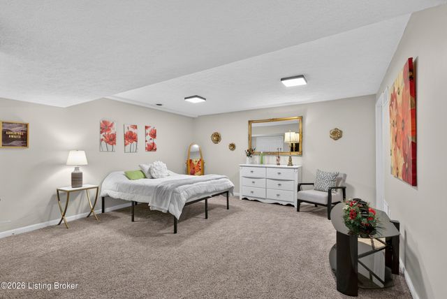8807 Grand Ridge Ct, Louisville, KY 40214