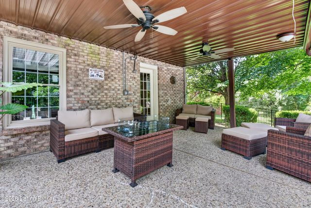 8807 Grand Ridge Ct, Louisville, KY 40214