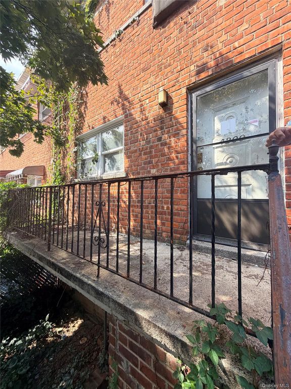 4200 E Tremont Avenue, Bronx, NY 10465 — photo 2