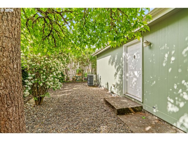 1199 N TERRY St 252, Eugene, OR 97402