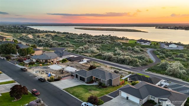 446 SE Viewmont Drive, Moses Lake, WA 98837