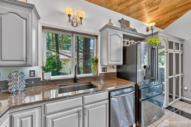 2851 E Mason Lake Drive E, Grapeview, WA 98546