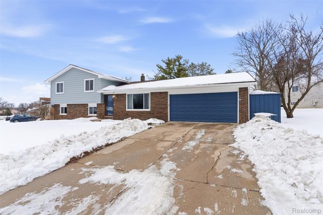 724 W Oxhill Drive, White Lake Charter Township, MI 48386