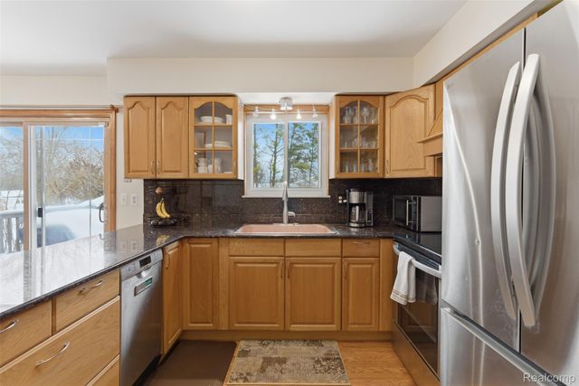 724 W Oxhill Drive, White Lake Charter Township, MI 48386