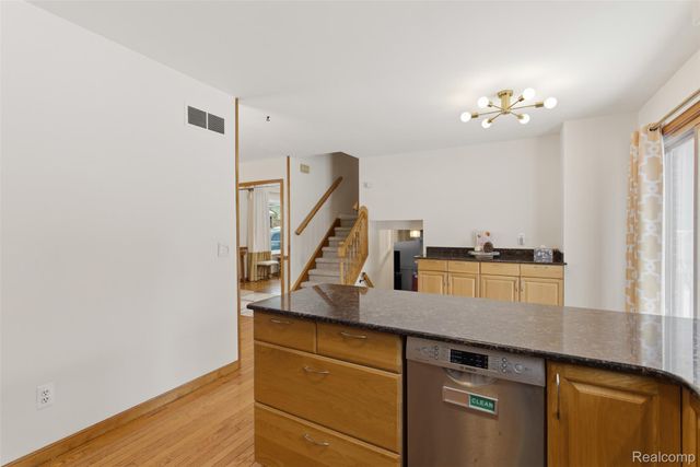 724 W Oxhill Drive, White Lake Charter Township, MI 48386