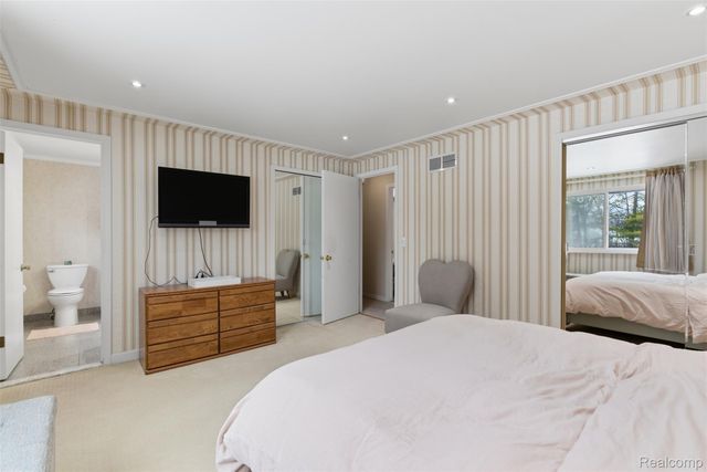 724 W Oxhill Drive, White Lake Charter Township, MI 48386