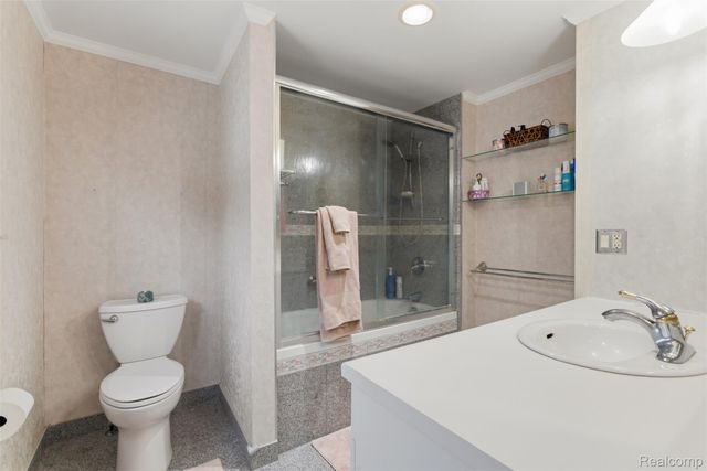 724 W Oxhill Drive, White Lake Charter Township, MI 48386