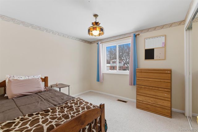 724 W Oxhill Drive, White Lake Charter Township, MI 48386