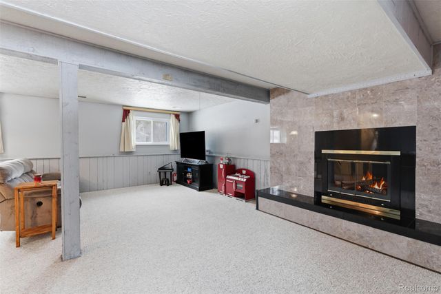 724 W Oxhill Drive, White Lake Charter Township, MI 48386