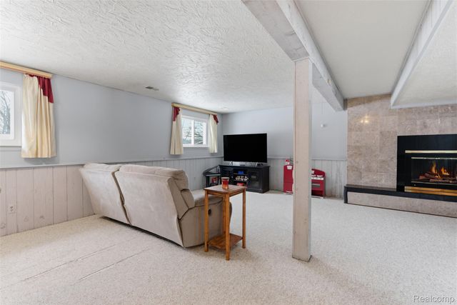 724 W Oxhill Drive, White Lake Charter Township, MI 48386