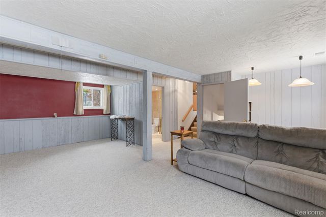 724 W Oxhill Drive, White Lake Charter Township, MI 48386