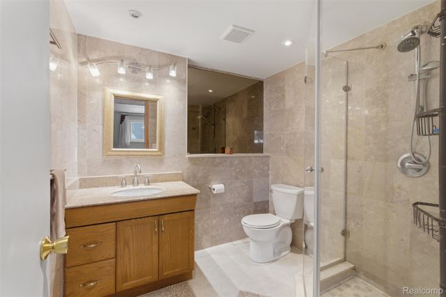 724 W Oxhill Drive, White Lake Charter Township, MI 48386