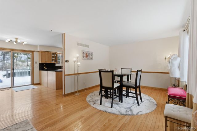 724 W Oxhill Drive, White Lake Charter Township, MI 48386