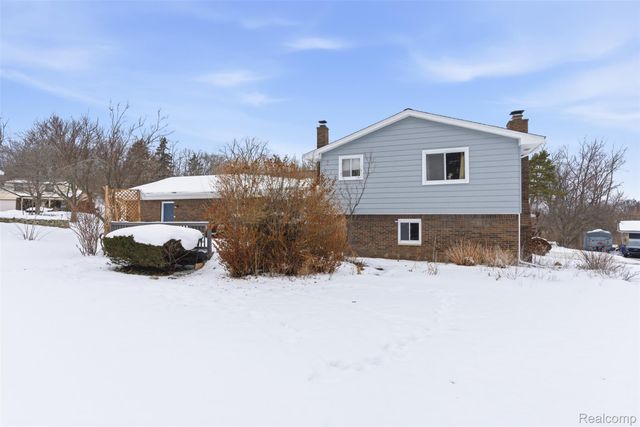 724 W Oxhill Drive, White Lake Charter Township, MI 48386