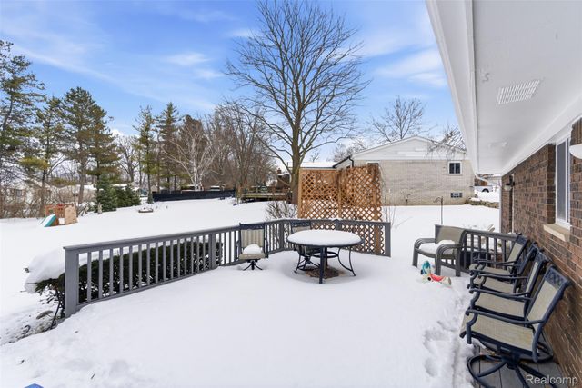 724 W Oxhill Drive, White Lake Charter Township, MI 48386